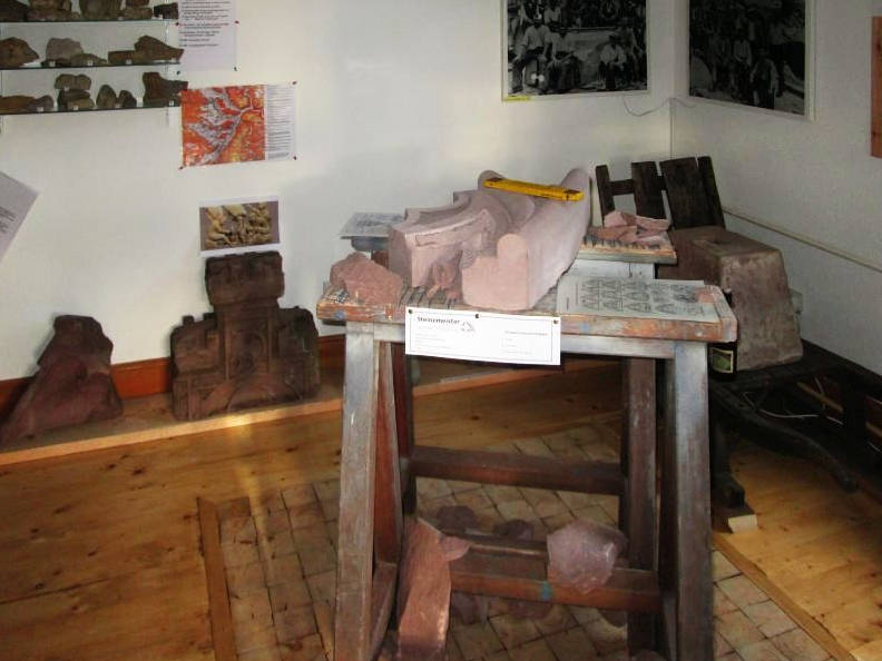 Heimatmuseum Niedereschach, Fischbach, Tisch mit Exponaten