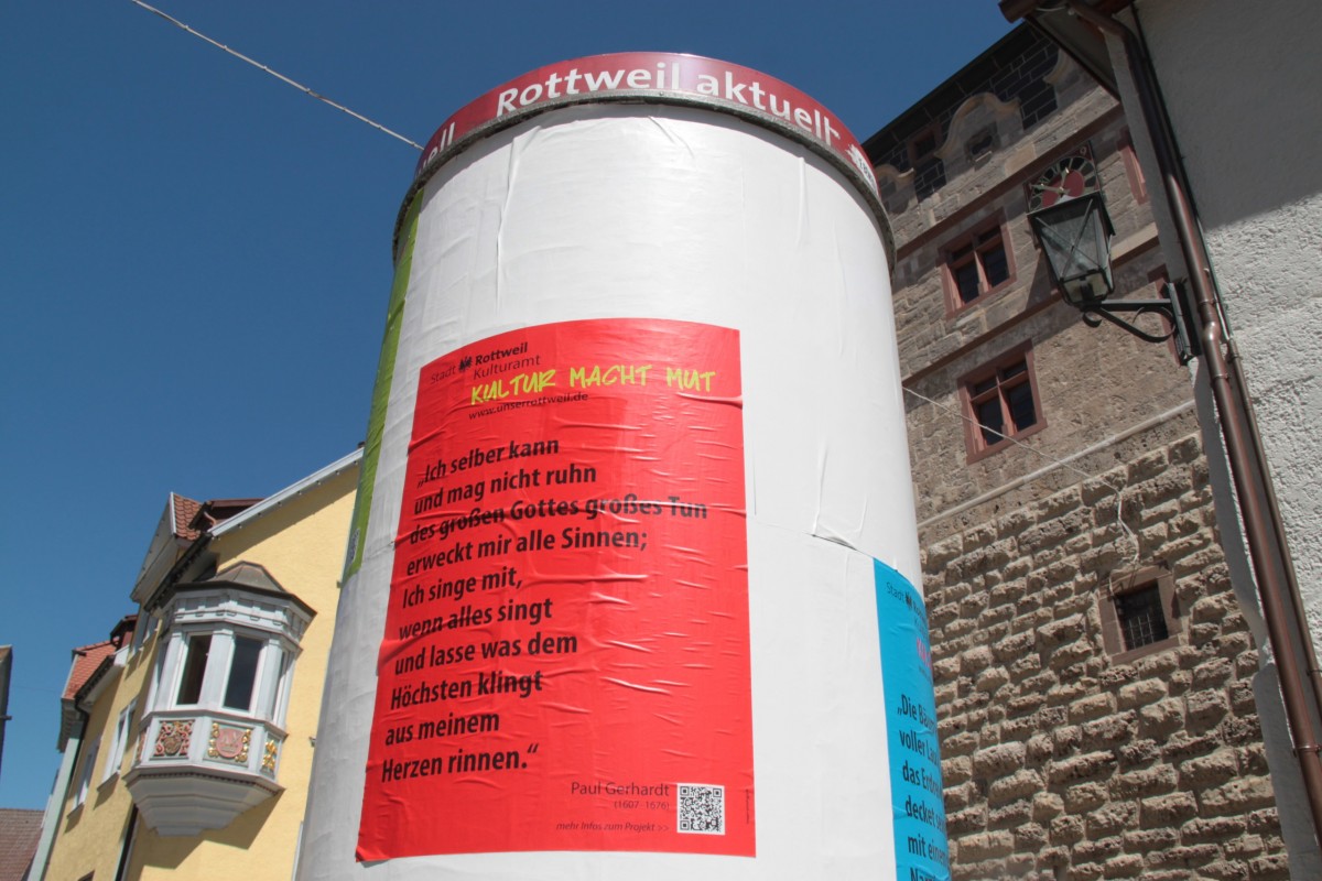 Mut machen möchte das städtische Kulturamt mit Texten von Paul Gerhardt, die auf den Litfaßsäulen in der Innenstadt plakatiert sind (Foto: Stadt Rottweil).
